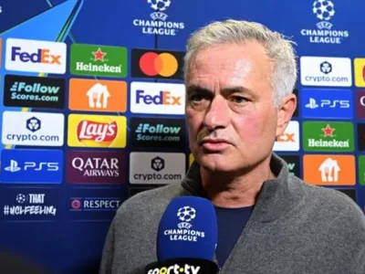 Mourinho ‘điên rồ’ tung thủ môn lên đá tiền đạo, Benfica lội ngược dòng vào play-off Champions League