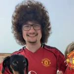 CĐV MU 'khóa' mái tóc 500 ngày: Chỉ còn 1 trận thắng nữa là được 'giải phóng' 1