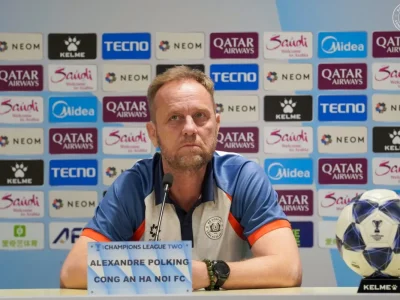 HLV Polking lên tiếng bảo vệ Đình Bắc: ‘Chúng tôi không thúc ép cậu ấy!’